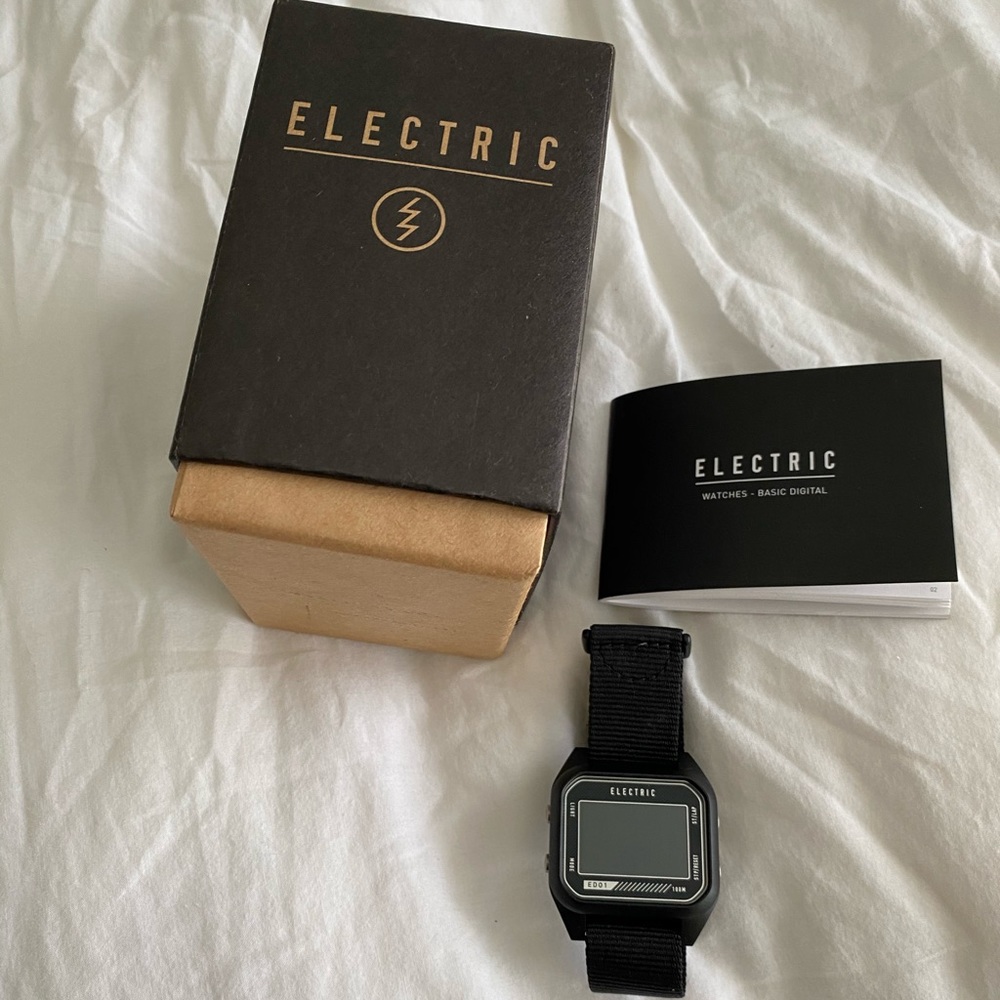 • e l e c t r i c // black velcro watch •